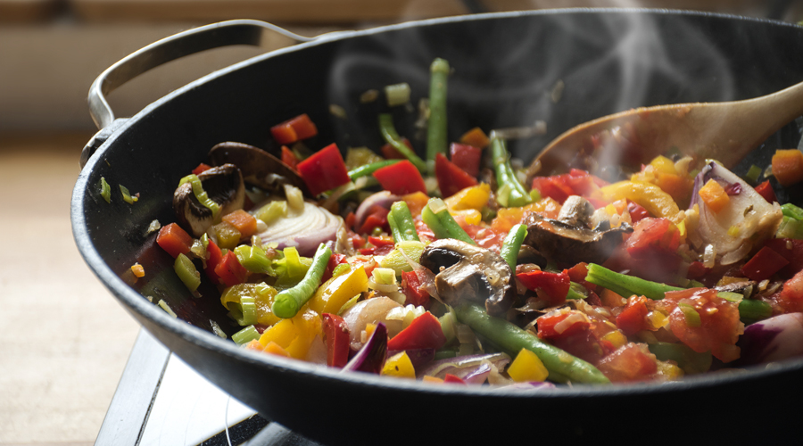 Un wok amb menjar