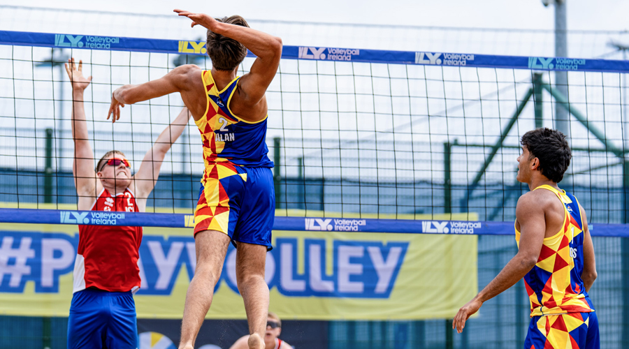 La parella masculina andorrana en un dels seus partits a Irlanda (FAVB)