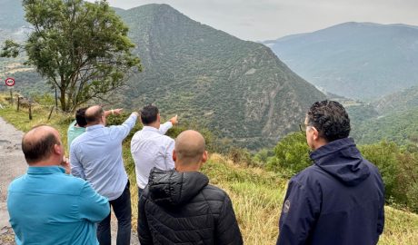 Les autoritats observant la zona d'incidència