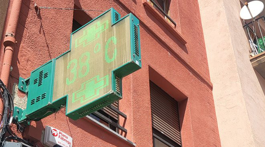 El termòmetre del carrer Major de la Seu d'Urgell marcant 38 graus (Junts per la Seu)