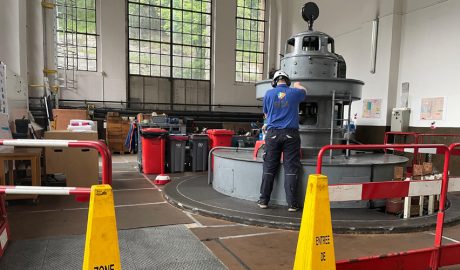 Un operari fent tasques de manteniment al grup generador 1