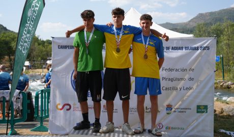 Nil Checa, a la dreta, dalt del podi