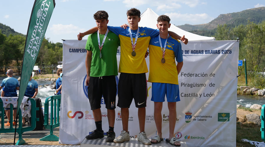 Nil Checa, a la dreta, dalt del podi (FACC)