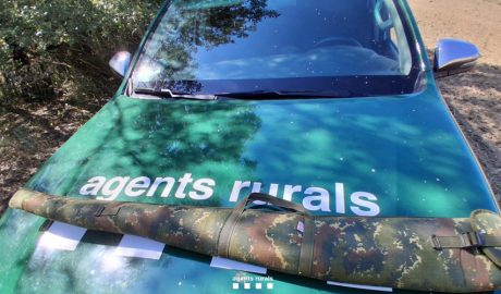 Un vehicle dels Agents Rurals i la funda d'una escopeta