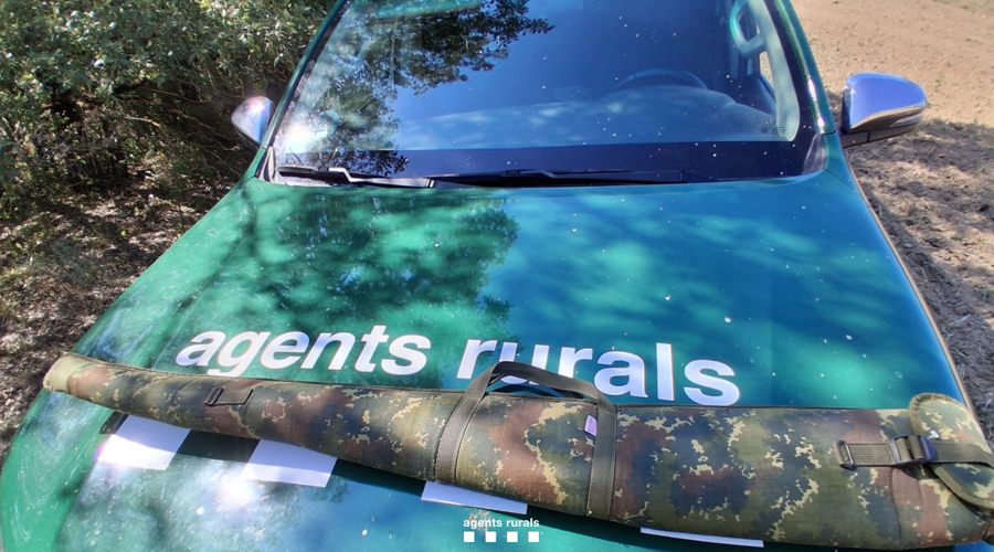Un vehicle dels Agents Rurals i la funda d'una escopeta (Agents Rurals)