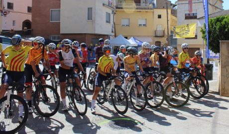 Les ciclistes abans d'iniciar-se la prova