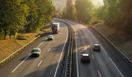 Una autopista transitada per vehicles