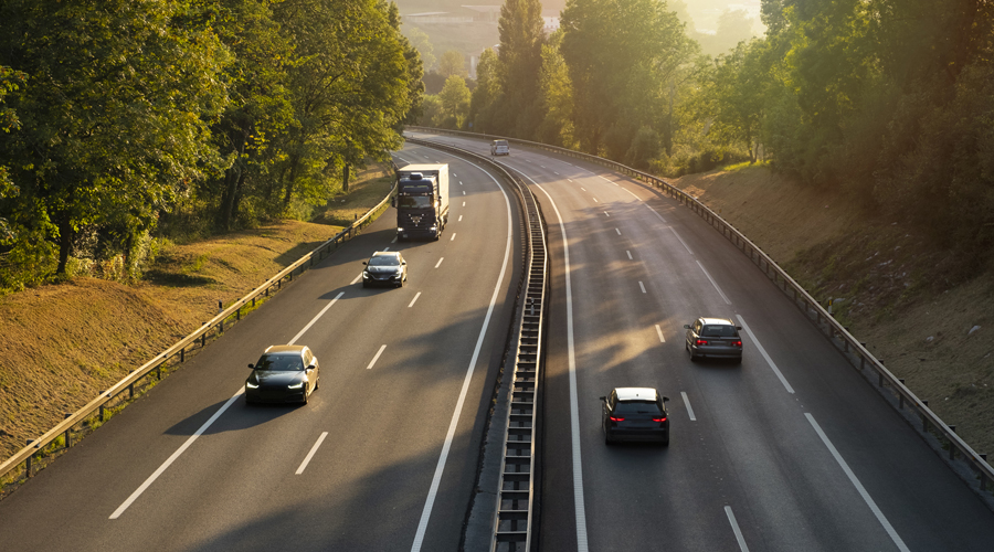 Una autopista transitada per vehicles (Poliki. iStock/GettyImages Plus)