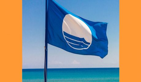 Una bandera blava en una platja