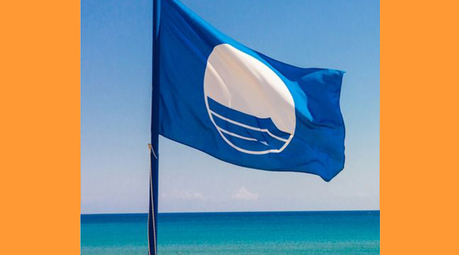 Una bandera blava en una platja (Getty Images)