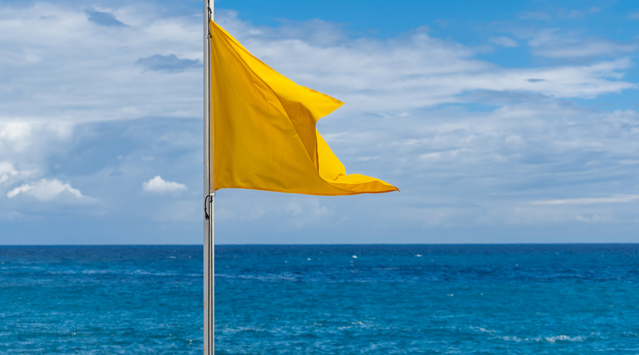 Una bandera groga a la platja (Getty Images)