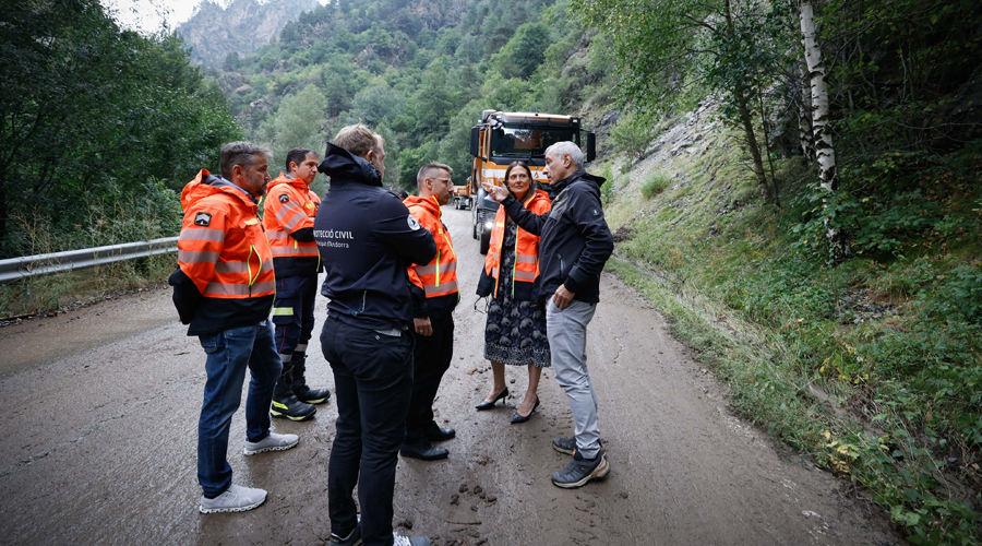 La ministre Ester Molné avaluant la situació a causa de l'esllavissada (SFGA)