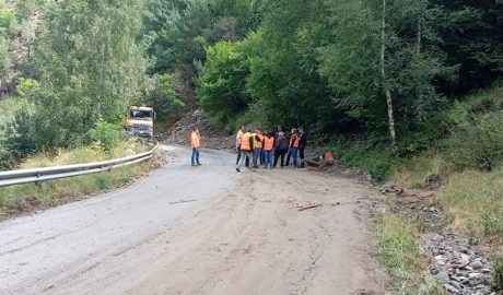Els tècnics avaluant la situació a la carretera d'Os de Civís