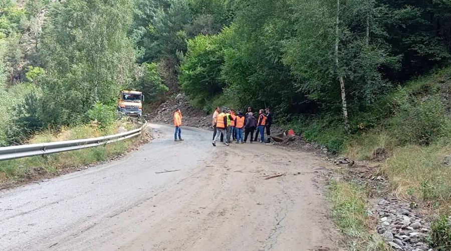 Els tècnics avaluant la situació a la carretera d'Os de Civís (AndorraDifusió)