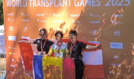 Al centre, la ciclista del Principat, Mari Martínez