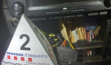 Diners i cocaïna localitzats darrere de l'equip de música del cotxe