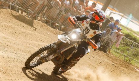 Cristian España pilotant la seva moto