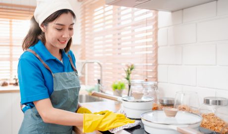 Una dona netejant una cuina