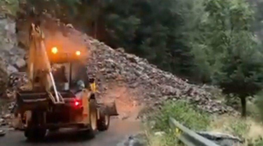 Una excavadora treballant en un dels despreniments a la carretera d'Ós de Civís (Comú de Sant Julià)