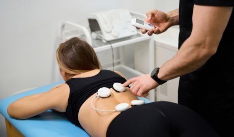 Un electroestimulador sent utilitzat en una dona