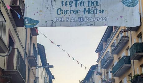 Pancarta anunciant la festa al carrer Major de la Seu