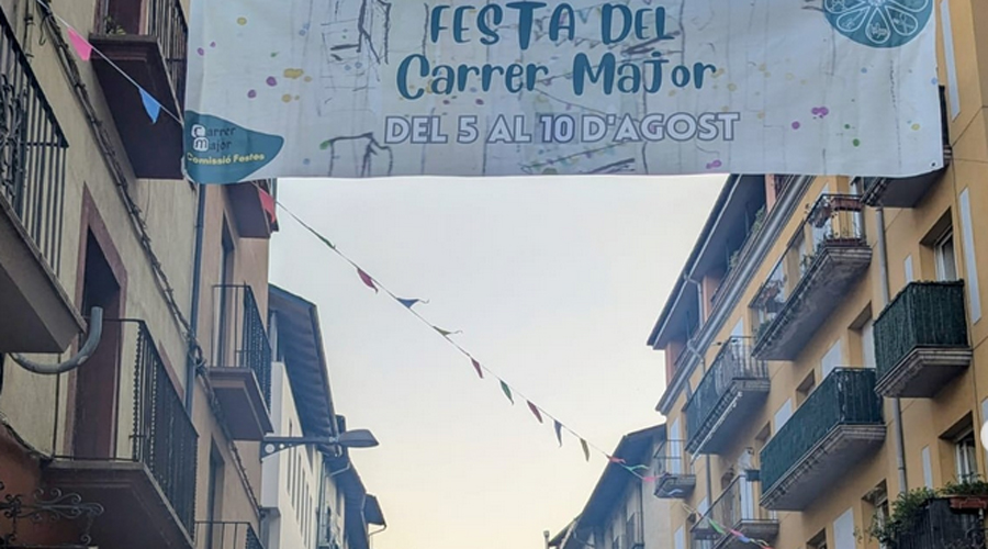 Pancarta anunciant la festa al carrer Major de la Seu (RàdioSeu)