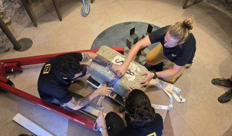 Els tècnics durant la instal·lació del pedró a l’interior de la planta baixa de la Torre Bernat de So