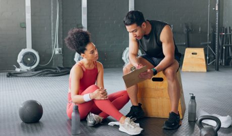 Una dona acompanyada d'un entrenador personal