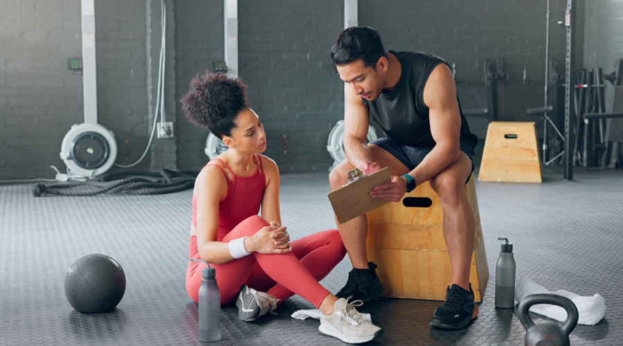 Una dona acompanyada d'un entrenador personal (Getty Images)