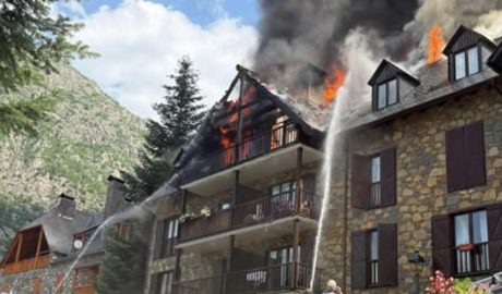 Incendi en dos blocs d'habitatges a Salardú