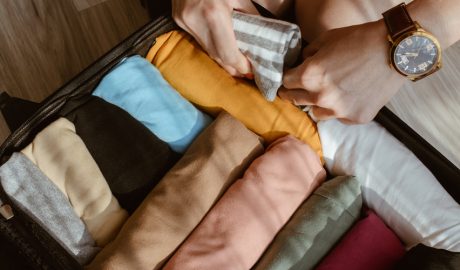 Una persona fent la maleta per anar de viatge