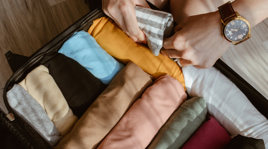 Una persona fent la maleta per anar de viatge (Getty images)