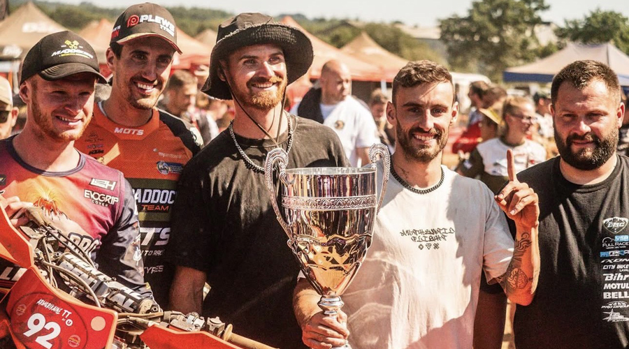 Marc Font amb la resta de membres de l'equip (FMA)