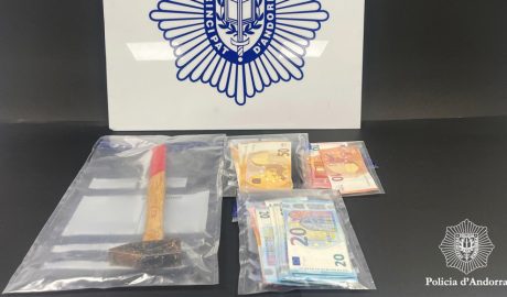 El martell i els diners recuperats per la Policia