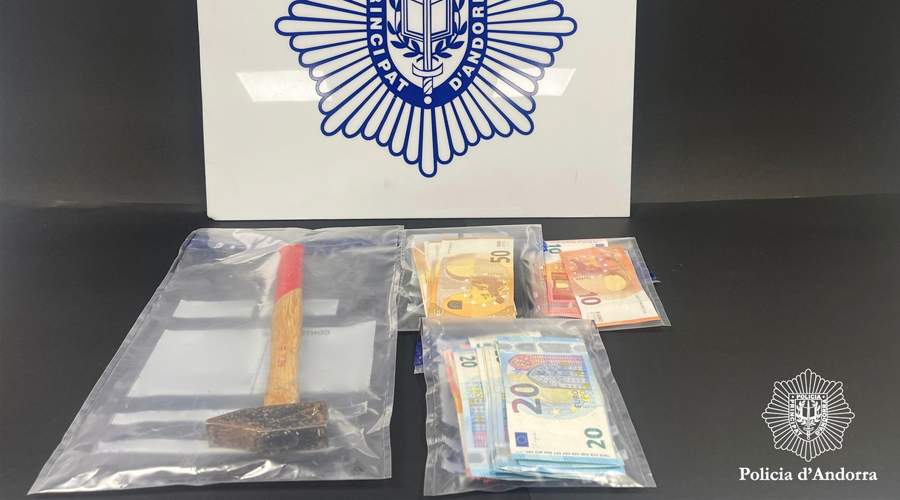 El martell i els diners recuperats per la Policia (Policia d'Andorra)