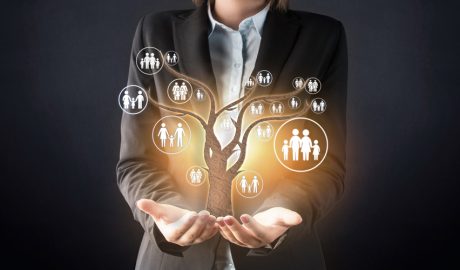 La metagenealogia combina psicogenealogia, tarot, psicomàgia i elements de la teràpia transpersonal