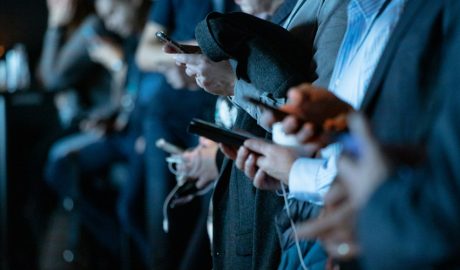 Diverses persones connectades al mòbil