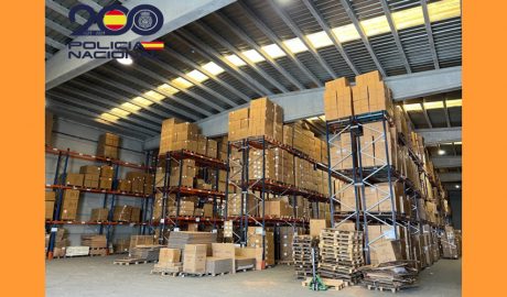 Magatzem inspeccionat en l'operatiu que ha desarticulat un entramat d’empreses que comercialitzava mobles de disseny exclusiu falsificats
