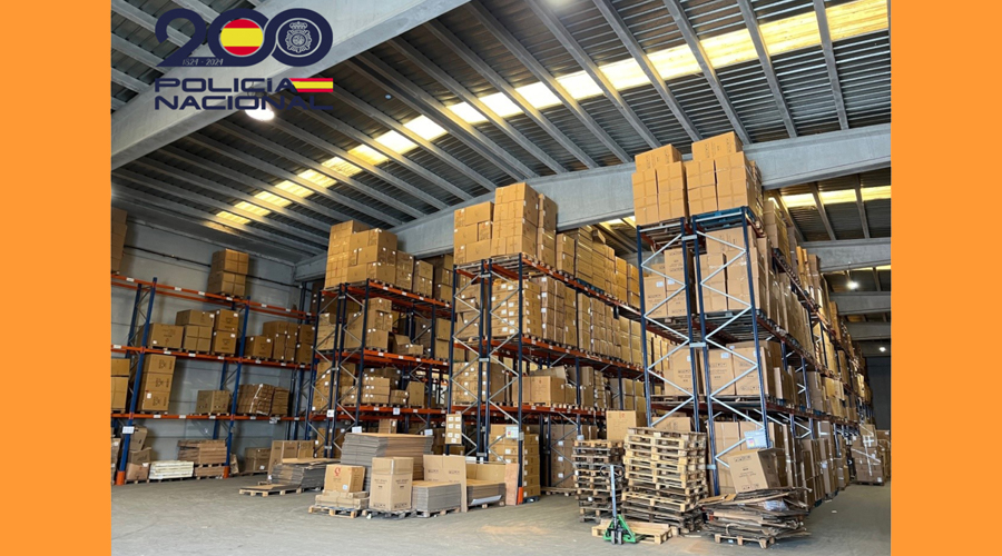 Magatzem inspeccionat en l'operatiu que ha desarticulat un entramat d’empreses que comercialitzava mobles de disseny exclusiu falsificats (Foto: Policia Nacional)