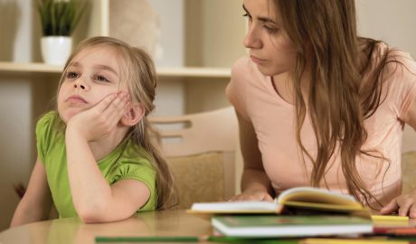 Situació simulada d'una nena que no vol estudiar