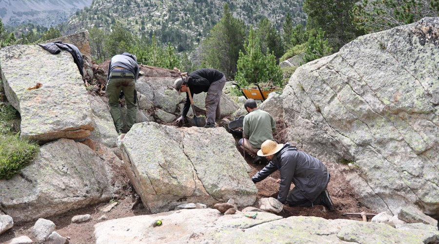 Treballs d’excavació arqueològica a l'Orri de l'Estany Forcat (SFGA)