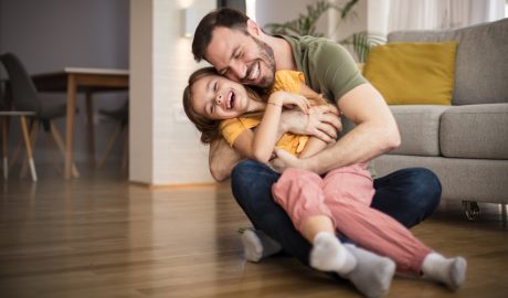 Un pare jugant amb la seva filla