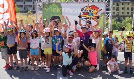 Alguns dels participants a la Purito Kids amb Joaquim Rodríguez al centre de la imatge