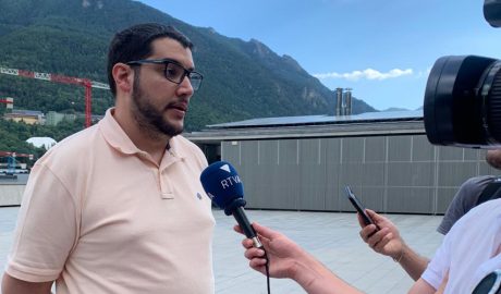 Pere Baró atenent els mitjans de comunicació