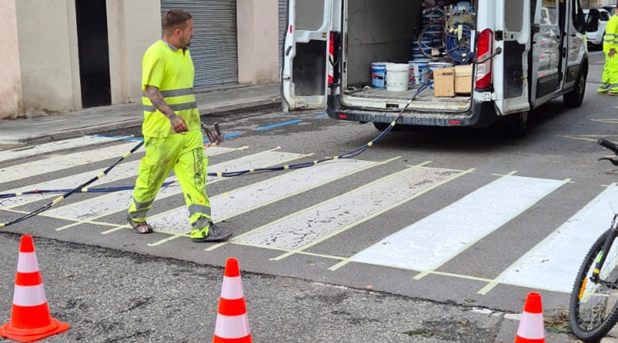 Treballs de pintura a la via pública, a la Seu (Aj. la Seu)