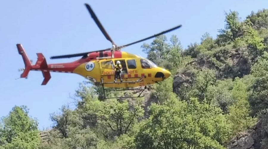 Rescat dels Bombers amb l'helicòpter. Foto: Bombers de Nargó