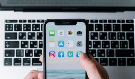 Telèfon mòbil amb aplicacions de xarxes socials