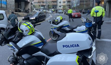 Dos agents en un control prop d'una escola