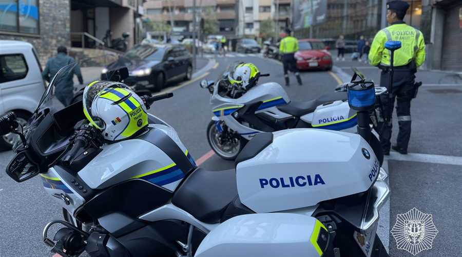 Dos agents en un control prop d'una escola (Policia d'Andorra)
