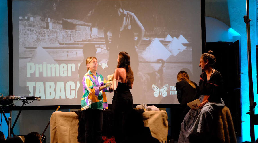 Lliurament del primer premi del certamen (Tabaca Film Fest)